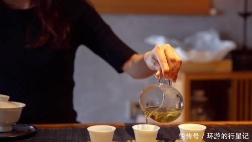 桌子|别人倒茶时, 对方用食指敲三下桌子是什么意思? 别再傻傻不知道!