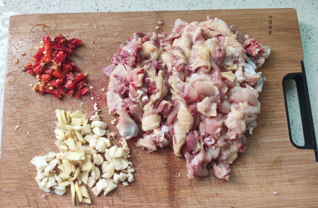  干香|晚餐就做这道辣椒炒鸡，鲜辣开胃，干香下饭，从小到大都吃不腻