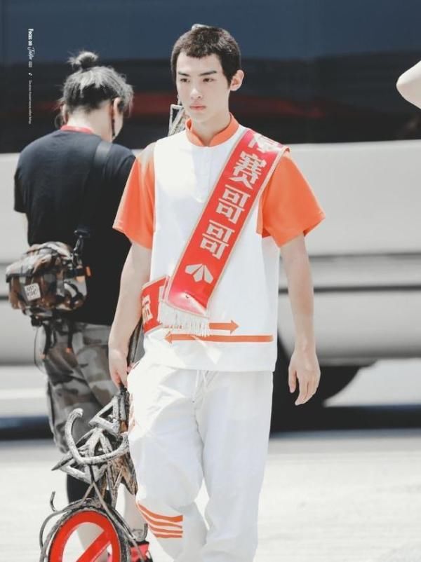  风格|黄明昊急于摆脱软萌风格，转型硬汉，操之过急导致颜值降低