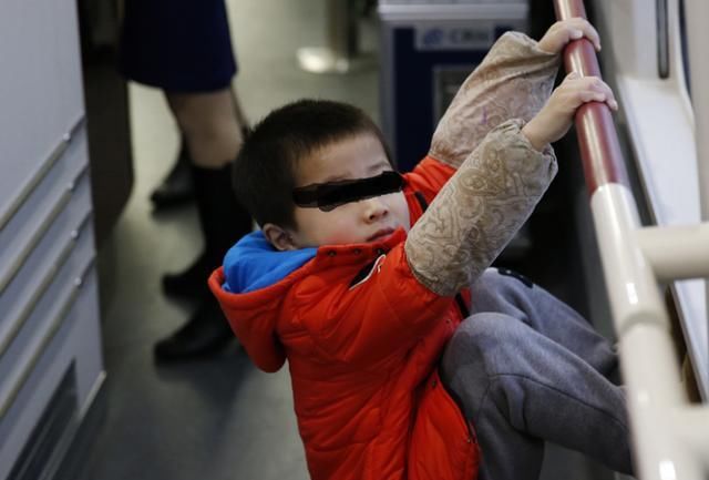 脸红|9岁儿子高铁作妖，妈妈：他只是孩子，5岁女孩回怼让妈妈直接脸红