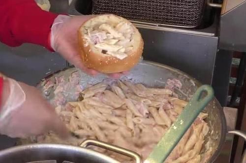 不用|大娘校门口卖小吃不用碗装,换成“这个”来装,只半天就卖500块