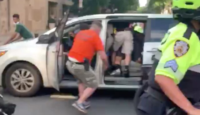 怒斥|纽约警察街头穿便衣暴力执法 美民众怒斥：无异于绑架