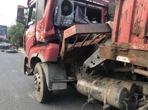  往前|“如果再往前挪一米，就成肉饼了……”高速上6吨重的钢卷砸中小轿车，司机腿都软了