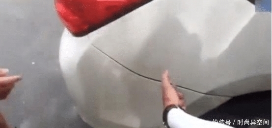  擦碰|17岁女生骑车擦碰轿车被索赔500元，街头无助哭泣，路人帮垫付