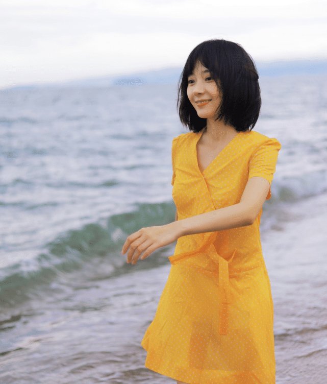  连衣裙|“姜小果”现身海边, 穿“蜂蜜裙”奔跑那刻, 凹出“漫画腰”太绝