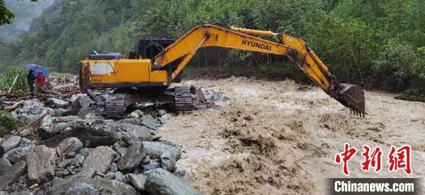 白什乡|四川北川遭暴雨袭击道路中断 紧急转移受灾群众