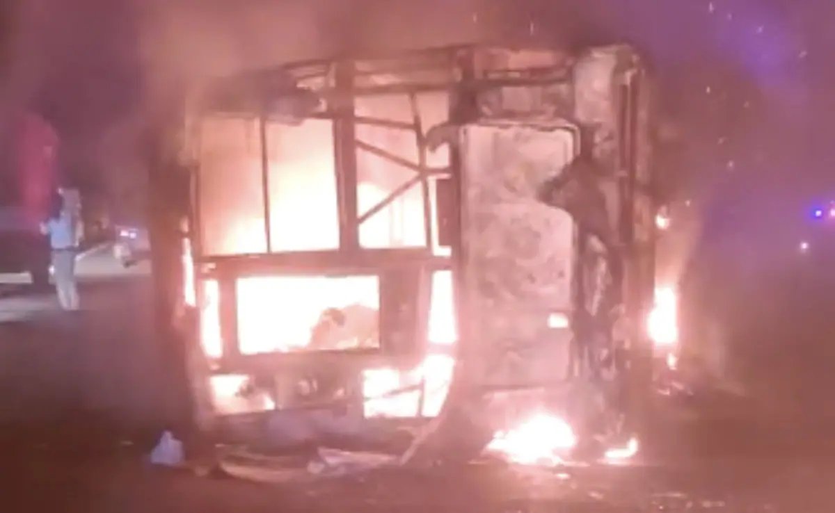 外媒：印度马哈拉施特拉邦一辆公共汽车起火，造成至少25人死亡