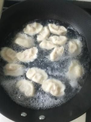 酒店|煮冻饺子开水下锅就“毁”了!酒店大厨教你正确煮法,不粘不破