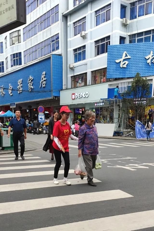 市民文明|志愿者 | “车让人·人快走” 礼让劝导