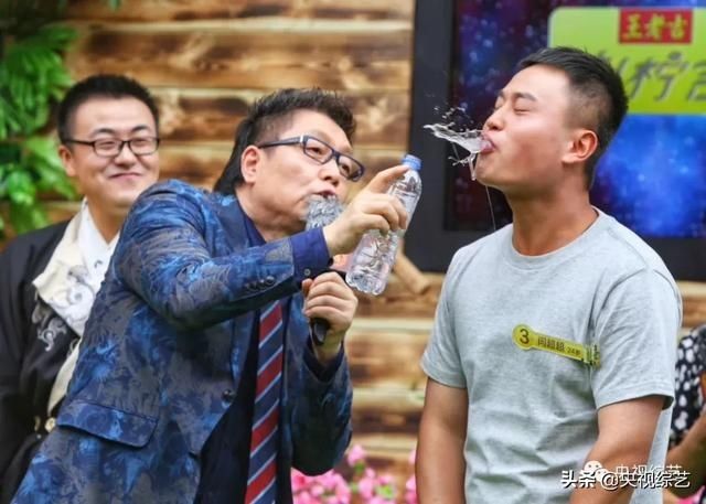 华尔兹|《喜上加喜》父亲在女儿相亲现场抱着扫帚跳华尔兹?