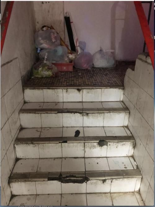  上观|上观直击香港|走进疫情大暴发下的香港劏房，看到底层市民令人痛心的一幕