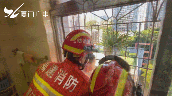  孩子|突发！厦门一男童6楼爬窗跌落，悬在空中！危急时刻…