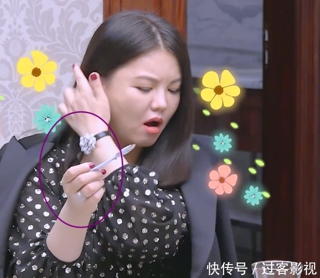 样式|李湘吃晚餐时,手表和戒指都被打码,抬手撩头发才看清样式
