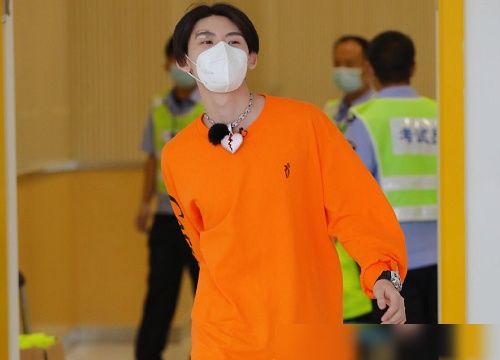  驾到|《新手驾到》定档,吴宣仪夜间练车表情认真,小鬼考完科一步伐潇洒