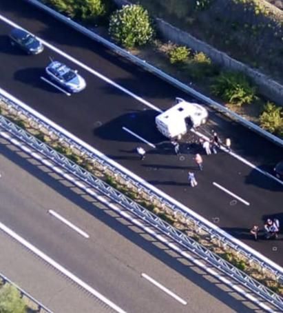  惊人|突发！高速公路再现运钞车劫案！场面惊人，步枪、炸弹都用上了……