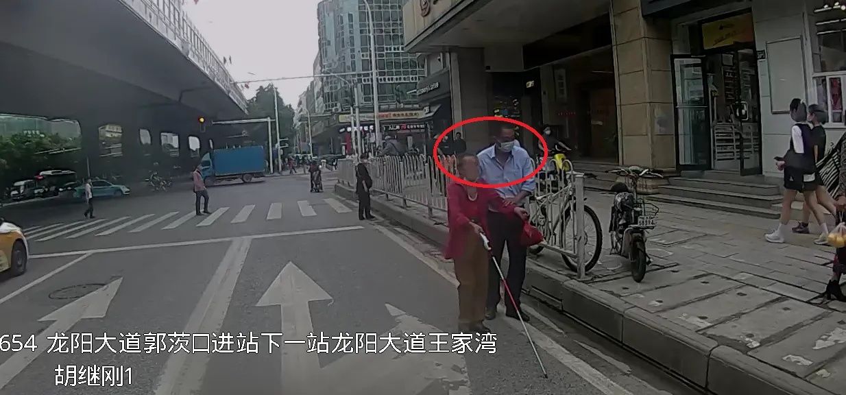 爹爹|行车途中遇盲人 公交驾驶员停车快步上前搀扶