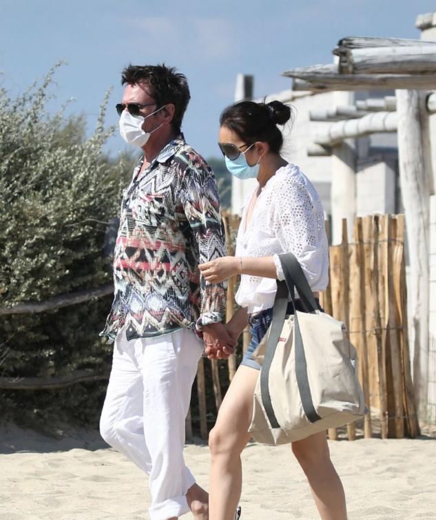 老公|巩俐穿“洞洞上衣”现身,55岁和大十几岁老公手牵手,越活越少女