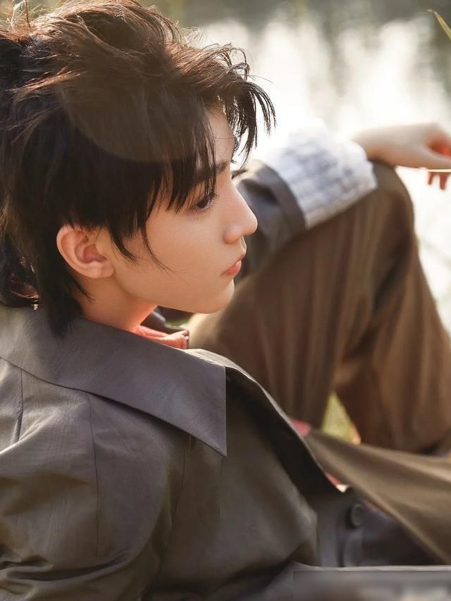  路透|王俊凯中餐厅路透，是小说中的运动少年吧