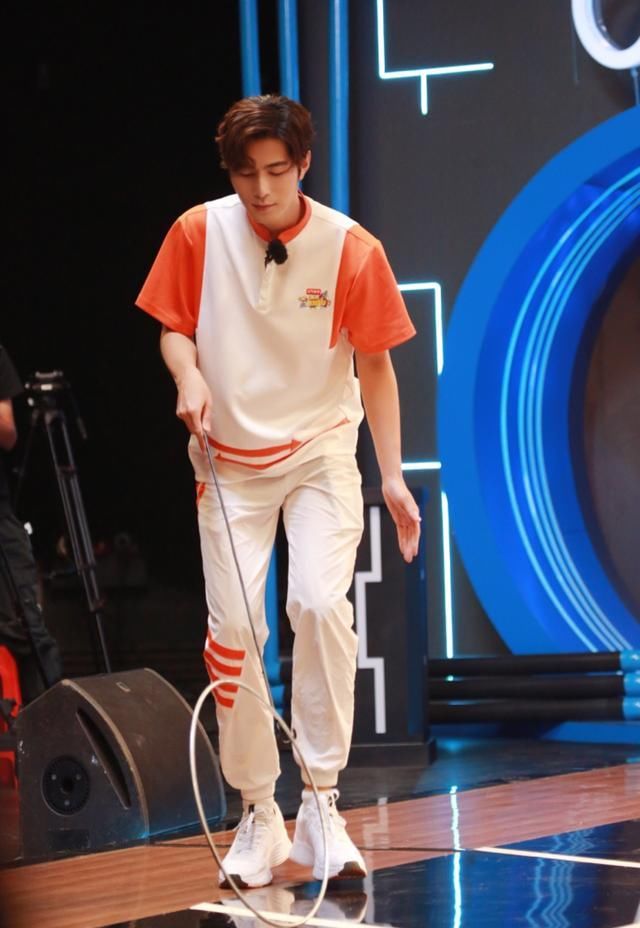  巨型弹弓|《元气满满的哥哥》用起重机玩弹弓游戏，“老口子”胡军吓呆杨洋看傻