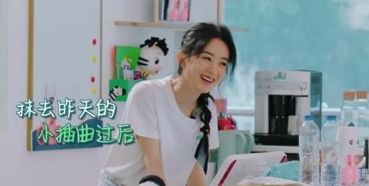  床上|黄晓明夸赞赵丽颖素颜好看，镜头拍到床上化妆品时，引起网友讨论