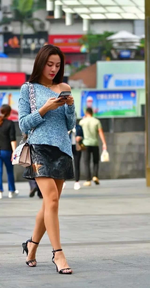 黑色|街拍:扎短马尾的小姐姐,戴上一副眼镜,很有御姐的风范呢