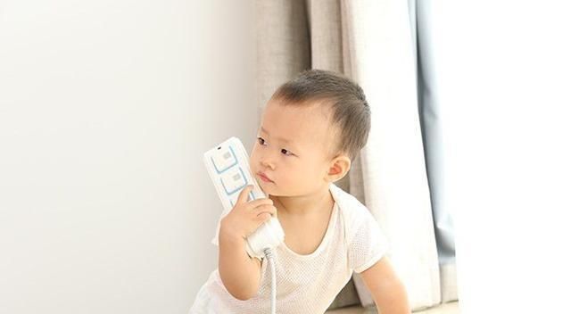  可可|女孩路边玩耍遭遇触电，孕妇路过上前营救，网友：教科书般操作