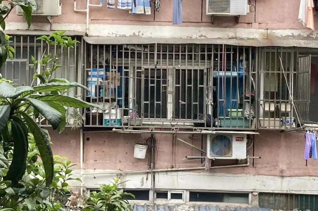  瘫痪|痛心！1岁女童从家中2楼坠下！颅内出血、脑部受损、面临瘫痪…