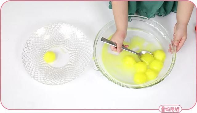 人人|人人家里都有的冰块,很适合做早教游戏,宝宝越玩越聪明