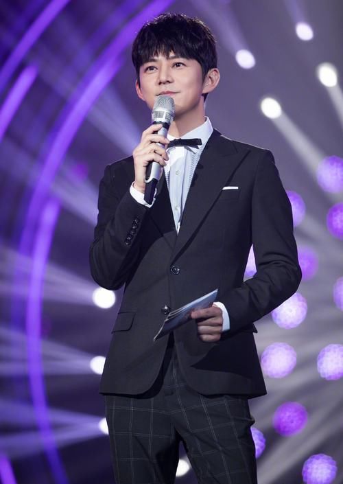  毁于|何炅出道25年，1条交际潜规则受益匪浅：再优秀的人都毁于这件事