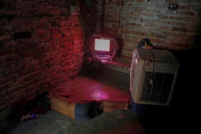  艰难|印度首都医疗废弃物暴增成患 拾荒者冒着染疫风险艰难求生