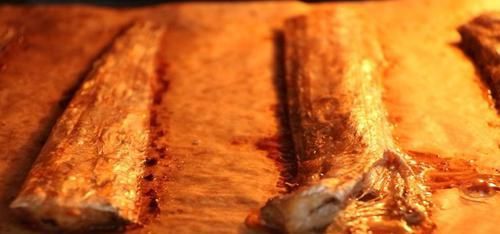  喝啤酒|夏天喝啤酒，试试这道香烤带鱼，鱼肉鲜嫩，比红烧带鱼做法简单