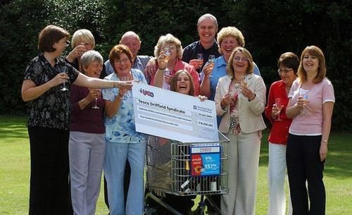 辞职|女子中1.7亿立马辞职，和12名同事平分奖金，每人拿1300万都成富豪