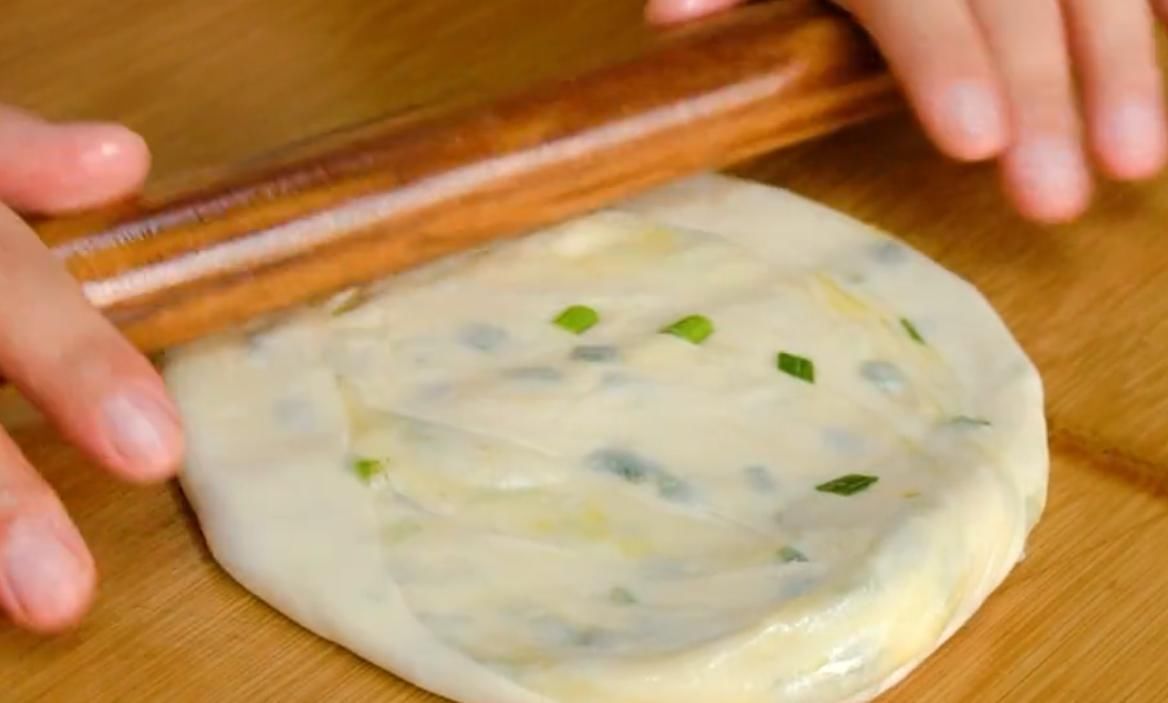 美食|经典美食“葱花饼”,葱香四溢,酥脆可口,好吃到停不下来