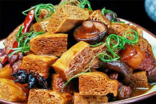 油锅|冻豆腐怎么炸不会爆油,将豆腐轻轻放入油锅,两面翻炸