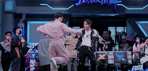 张艺兴|张艺兴偏爱狂派舞,亲手淘汰独苗被点赞,王一博虚心好学帮忙科普