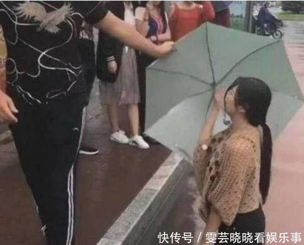  出差|女子谎称要出差却与前男友旅游，被未婚夫当场抓住，女子下跪求原谅