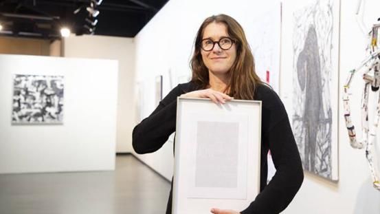  打字机|新西兰女子用打字机在A4纸上打印了上千个斜杠线，意外获绘画大奖