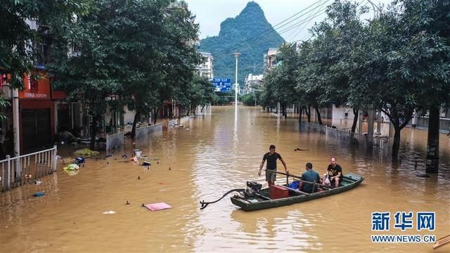  市民乘小船|广西融水：强降雨引发严重内涝