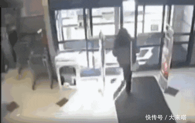  行人|镜头下: 那些不死也会被吓死的“惊险瞬间”