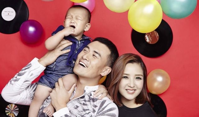  压力|何洁直播中大哭失业三个月，4个孩子压力太大，网友：真是活该