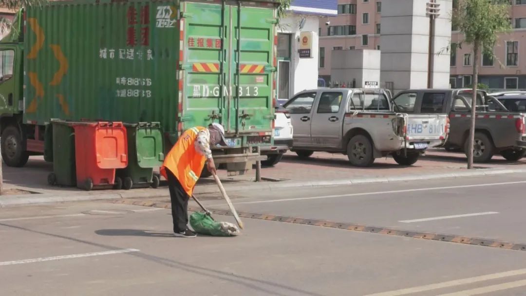 头顶|环卫工人：头顶烈日“梳妆”忙