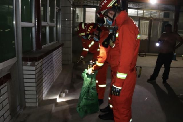  现场|请问消防清马蜂窝收费吗？消防员：不收费！抓蝙蝠也不收费