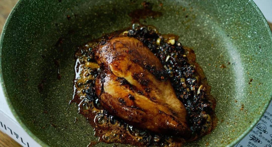 酱汁|鸡胸肉别再水煮了!多加这一样,酱汁浓郁香炸了!