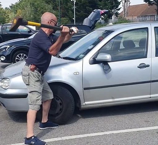  斧头|高温天气狗狗被困车内 路人用斧头砸窗救出