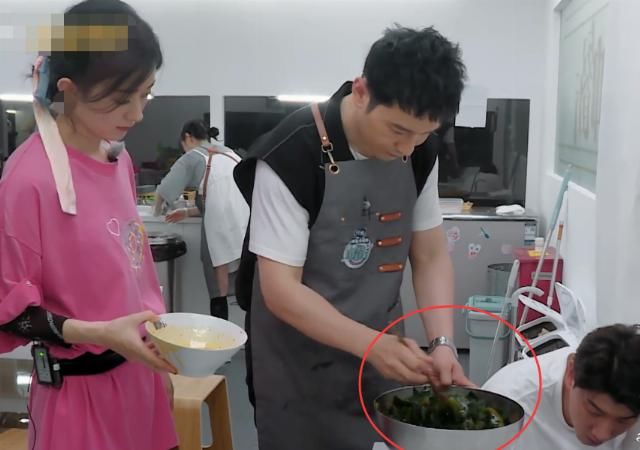  店长|黄晓明不讲卫生？接着盆子试吃，吃完再用筷子搅拌