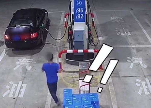  抓获|奥迪男加油顺走2箱水，警察跨省将其抓获，车主：至于吗？
