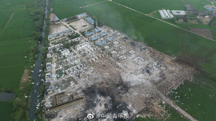  爆炸|航拍四川广汉鞭炮厂爆炸现场：屋顶被掀飞 一片废墟