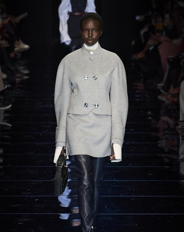  身姿|Sportmax展现女性妙曼身姿略带甜美感的剪裁与不对称美学打破刻板