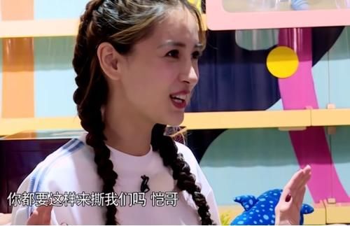 撕名牌时|Baby撕名牌怕误伤,有谁注意她扎辫子的技巧?网友:一般人看不懂