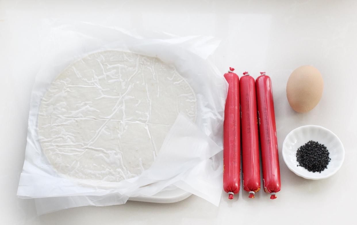  自制|自制懒人早餐，一切一卷再一烤，香酥美味口感好，吃上就不想停嘴